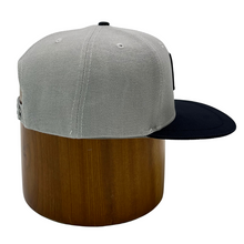 Load image into Gallery viewer, Snapback Grey/Black Cap