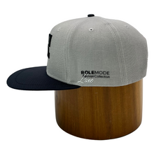 Load image into Gallery viewer, Snapback Grey/Black Cap